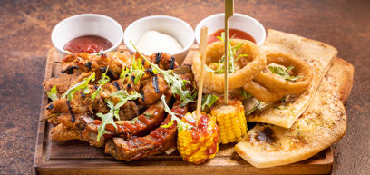 Southern fried chicken, BBQ riblets, chicken skewers, halloumi sticks, onion rings, grilled corn, garlic & rocket flatbread. With sweet chilli, BBQ & garlic mayo dips.